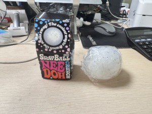 Giocattolo Sensoriale Nee Doh Snowball Crunch, Palla Antistress in TPR Bianco per Bambini e Adulti - Product Image 4