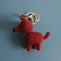 Porte-clés pendentif chien teckel miniature en crochet fait main, écologique, en peluche amigurumi tricoté et tissé
