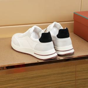 รองเท้าสไตล์สปอร์ตแคชชวลจากแบรนด์ดีไซเนอร์ดั้งเดิม ออกแบบมาอย่างมีสไตล์ทันสมัยและใช้งานได้หลากหลาย เหมาะสำหรับผู้เริ่มต้นในด้านการออกแบบแฟชั่น - Product Image 4