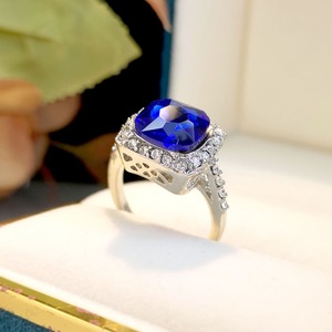 Anello alla Moda con Cristalli Quadrati Incastonati, Fascia Decorativa Minimalista Unica per l'Uso Quotidiano - Product Image 3