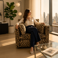Fauteuil en velours imprimé léopard de luxe maximaliste – Pièce maîtresse pour hall d'hôtel et salon de boutique