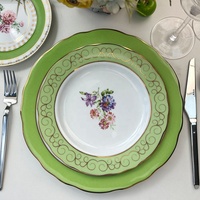 Ensembles de vaisselle de style anglais assiette de mariage de luxe blanc en porcelaine royale irrégulière 13 pouces assiettes de présentation pour mariage