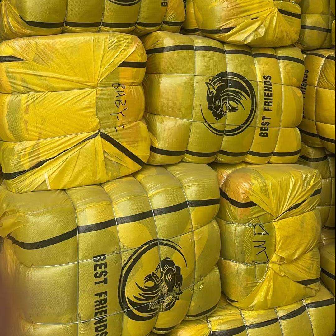 Sblocca la Moda Sostenibile: container all'ingrosso di