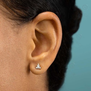 Gemnel asymétrique forme caractéristiques un <span class=keywords><strong>blanc</strong></span> diamant flanqué des deux côtés par diamant rond assommoirs chic boucles boucle d'oreille - Product Image 5