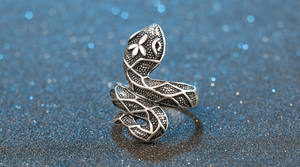 Offre Spéciale <span class=keywords><strong>pas</strong></span> <span class=keywords><strong>cher</strong></span> bijoux en gros Lot mode serpent anneaux pour femmes tibétain <span class=keywords><strong>argent</strong></span> alliage trois rangées strass <span class=keywords><strong>parure</strong></span> - Product Image 3