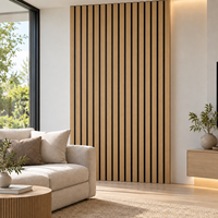 Panneau mural acoustique moderne en lattes de chêne avec placage en bois d'ingénierie et feutre PET noir pour la décoration du salon