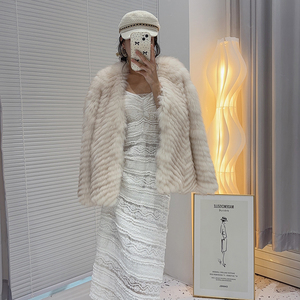Giacca da donna con collo e polsini in pelliccia di volpe di lusso invernale personalizzata - Product Image 1