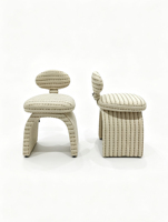 Fauteuil de salon minimaliste en tissu, design moderne, avec pieds en arc, sans accoudoirs, rembourré et rayé, pour salle de bain ou comme chaise d'appoint.