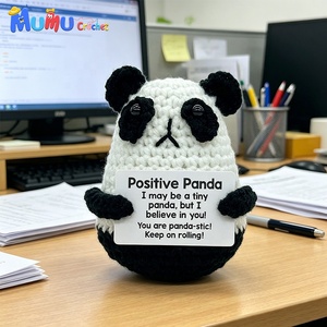 Muñeco de Ganchillo Hecho a Mano Personalizado, <span class=keywords><strong>Panda</strong></span> Amigurumi con Tarjeta Positiva, Abrazo de Bolsillo de Apoyo Emocional, Compañero de Escritorio, Regalo de Navidad - Product Image 6