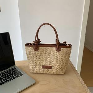 Sac fourre-tout d'été en paille tressée marron abricot avec boucle magnétique, léger, pour femme, idéal pour les tenues quotidiennes - Product Image 3