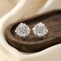 Boucles d'oreilles clous en argent sterling 925 finition brossée de luxe léger, forme fleur, moissanite couleur D VVS1 pour femme
