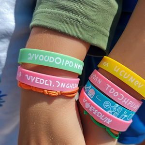 メンズスポーツ調整可能なシリコンブレスレット振動スマートプリントパットエンボス加工ビーズネガティブラバーアーマーリストバンド恋人のため - Product Image 4