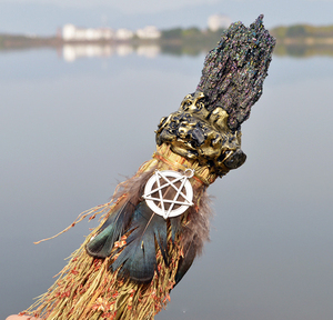 Escoba <span class=keywords><strong>de</strong></span> bruja hecha a mano <span class=keywords><strong>de</strong></span> gran tamaño al por mayor para escoba ritual Wiccan pluma varita <span class=keywords><strong>de</strong></span> cristal escoba <span class=keywords><strong>de</strong></span> bruja curativa - Product Image 3