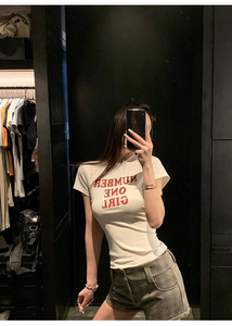 T-<span class=keywords><strong>shirt</strong></span> d'été décontracté à impression numérique pour femmes avec poche à manches courtes col en V tricoté chemisier teint en fil/décoration de logo supérieur - Product Image 2