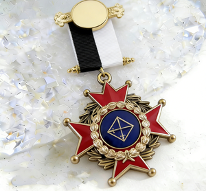 Broche personnalisée style croix maçonnique vintage, badge en émail rouge et bleu avec ruban noir et blanc, cadre doré, objet <span class=keywords><strong>de</strong></span> collection - Product Image 1