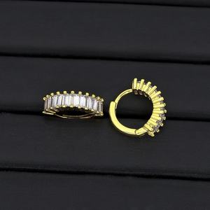 ต่างหูแฟชั่นชุบทอง 14K ประดับเพชรซิร์คอนแบบไมโครอินเลย์ ดีไซน์สวยหรูสำหรับผู้หญิง ต่างหูแบบห่วง ต่างหูหุ้มห่วง อะเรเตส เด มูเยร์ จอยเอเรีย - Product Image 5