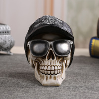 Ornement en résine tête de mort au design terrifiant avec lunettes et chapeau - 13x10x10cm pour aménagement paysager d'Halloween