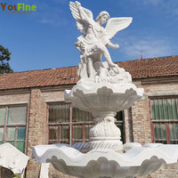 Fontaine de jardin à plusieurs niveaux en marbre blanc personnalisée avec sculpture d'ange Saint Michel et de Pégase ailé pour villa et hôtel