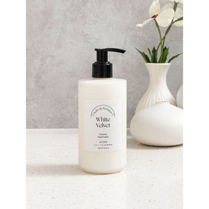 Dailycomma Belleau De Parfum Lotion Pour Les Mains 300 ml Velours Blanc Vegan Acide Hyaluronique Vitamine C Mini Masque Hydratant Vegan - Product Image 1