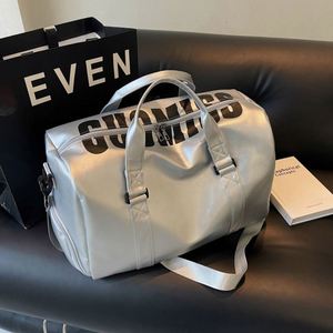 กระเป๋าเดินทางสุดสัปดาห์ขนาดใหญ่ กระเป๋ากีฬา PU สำหรับฝึกซ้อม แยกส่วนเปียกและแห้ง กระเป๋าเดินทางดีไซน์ทันสมัย รับสั่งทำ - Product Image 1