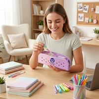Étui à crayons en silicone à trous de crocodile avec logo personnalisé, fournitures scolaires pour la rentrée, trousse à crayons créative et mignonne pour enfants, sac à crayons multifonctionnel, pochette de rangement
