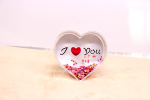 Chine gros acrylique OEM personnalisé nouveauté cadeaux photo insérer cadre photo drôle acrylique coeur forme neige eau globe - Product Image 5