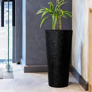 Jardinière en métal Worth, texture martelée à la main, pots à plantes coniques hauts, grands pots à fleurs ronds noirs faits à la main pour l'intérieur et l'extérieur - Product Image 4