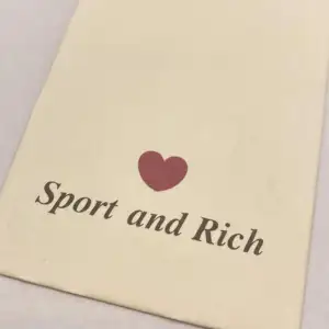 Logo del marchio con stampa personalizzata, etichetta indumento in carta nera, per imballaggio di vestiti, borse e etichette