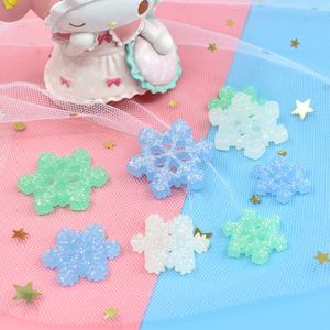 Cabochons en résine flocon de neige scintillant coloré Kawaii pour Noël, à dos plat, pour bijoux, artisanat et accessoires de décoration de Noël - Product Image 5
