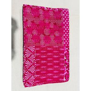 Colcha de algodón Kantha estampada a mano con técnicas artesanales y tela ligera para un descanso relajado - Product Image 4
