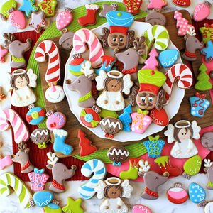 Ensemble <span class=keywords><strong>de</strong></span> 12 mini emporte-pièces <span class=keywords><strong>de</strong></span> Noël - Formes en plastique PP <span class=keywords><strong>de</strong></span> qualité alimentaire rouge et vert pour la pâtisserie festive et le bricolage des fêtes - Product Image 6