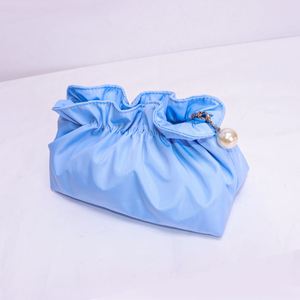 Sacs de rangement cosmétiques portables imperméables en nylon écologique multicolores pour femmes avec tirette de fermeture éclair perlée et plissé nuage personnalisé - Product Image 2