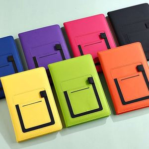 สมุดบันทึกปกหนัง A5 แบบกำหนดเอง พร้อมช่องใส่โทรศัพท์แบบพกพาและช่องใส่บัตร สำหรับงานด้านการศึกษา/หน่วยงาน/ประกันภัย - สำหรับใช้ในการส่งเสริมการขาย - Product Image 1