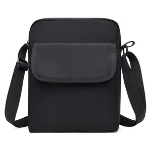 Sac de poitrine en nylon de nouvelle conception pour femmes et hommes, sac messager imperméable avec logo personnalisé, sac de téléphone portable portable pour la marche - Product Image 1