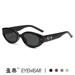 แว่นกันแดดทรงแคทอายแบบมีหมุดตกแต่ง รุ่น Mi Studded Irregular ป้องกันรังสียูวี 400 กรอบพลาสติกสีดำ แฟชั่นสตรีทสไตล์สำหรับผู้หญิง - Product Image 2