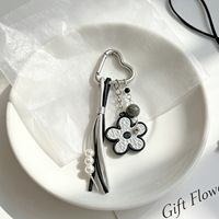Lot de porte-clés en similicuir à fleur, avec sangle en cuir, pompon, breloque de sac et pendentif perle, accessoires Kawaii