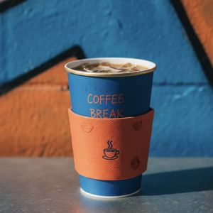 Vaso Desechable de PVC Negro Completo de 8 Oz y 12 Oz con Doble Capa, Logotipo Estampado en Dorado, Tapa de PS y Etiqueta de PVC - Product Image 2