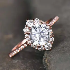 हस्तनिर्मित कस्टम 14K सोने हेलो दौर Moissanite अंगूठी पुष्प दुल्हन की अंगूठी शादी के लिए
