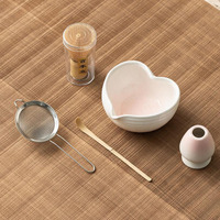 Ensemble complet de matcha en forme de cœur en bambou avec bol en céramique, fouet en bambou et support pour une préparation facile