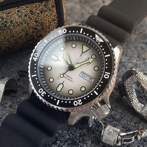 Personnalisé Silicone 22mm Bande Marque Privée Cool Bleu Saphir Homme Métal Sport En Plein Air Étanche De Luxe Montres De Luxe <span class=keywords><strong>Montre</strong></span> Hommes - Product Image 1