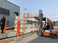 Machine de manutention de conteneurs, système de chargement et de déchargement de conteneurs pour une utilisation efficace, machine de chargement et de déchargement automatique