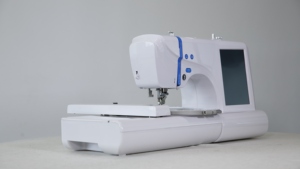 Machine à coudre et à broder domestique portable informatisée haute vitesse à point de chaînette plate VMA V-EM-S5 à une aiguille, nouvelle génération - Product Image 6
