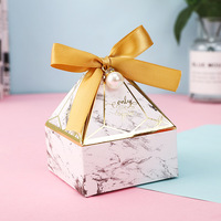 Boîte à dragées de mariage de luxe en forme de pyramide, prix de gros, avec décoration perles et ruban, revêtement UV et pelliculage mat