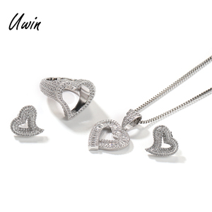 Set di Gioielli Hip Hop San Valentino 2024 con Anello, Orecchini e Collana con Ciondolo a Cuore Vuoto Tempestato di Zirconi, Adorabile Idea Regalo - Product Image 2