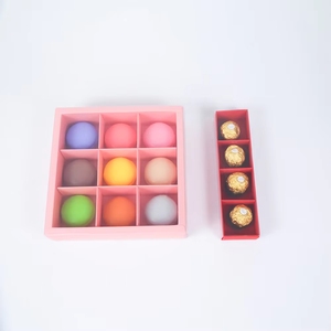 Boîte cadeau de 9 bonbons et friandises au chocolat blanc avec séparateurs en papier - Product Image 4