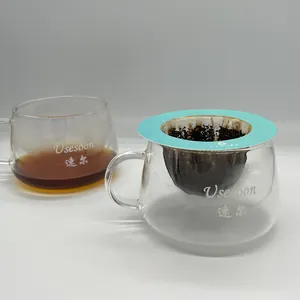 Monodose versare sopra il sacchetto filtro monouso per caffè a goccia una tazza