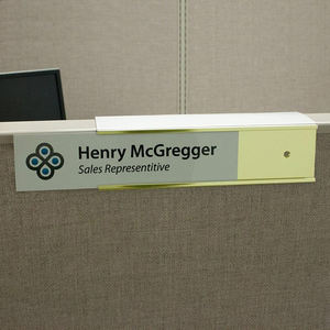 قاعدة فضية من الساتان وحامل لوحة أسماء أسود مطفي حامل لوحة أسماء بمكعب قابل للتغيير من الألومنيوم عالي الجودة - Product Image 2