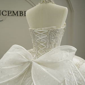 GT26016 Vestido de Novia Moderno Vintage con Cuello Barco, Cola Larga Tipo Capilla, Apliques de Encaje, Flores y Cristales - Product Image 6