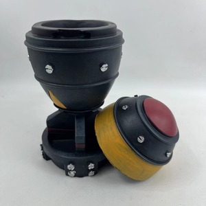 Adorno de Resina con Forma de Misil, Acabado Pintado, Decoración para Interiores y Exteriores, Mesa o Jardín - Product Image 1