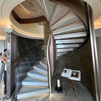 Escalier Courbé Élégant pour Maison de Luxe avec Marches en Bois Massif et Solution de Rampe Contemporaine